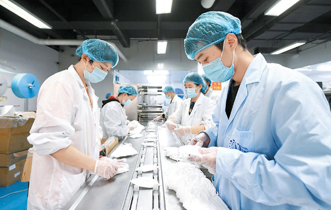 日產(chǎn)百萬口罩的守護(hù) 記者探訪醫(yī)療防護(hù)用品工廠紀(jì)實(shí)